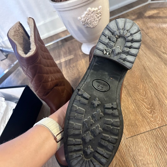 CHANEL LEATHER WINTER BOOTS , camel color with CC logo and Shearling Fur - Picture 14 of 17